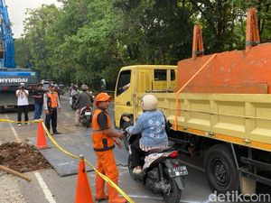 Ditutupi Pelat Besi, Jalan Amblas di Lenteng Agung Mulai Bisa Dilalui