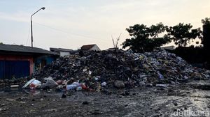 Ngeri! Gunungan Sampah di Pasar Ciwastra Bandung