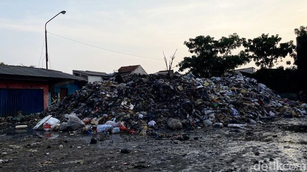 Ngeri! Gunungan Sampah di Pasar Ciwastra Bandung