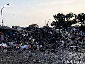 Ngeri! Gunungan Sampah di Pasar Ciwastra Bandung