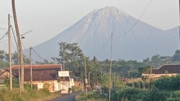 Gunung Semeru Erupsi 3 Kali Pagi Ini, Tinggi Letusan Capai 1.000 Meter