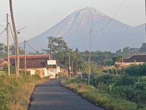 Semeru Kembali Erupsi, Luncurkan Awan Panas Guguran Sejauh 2,5 Km