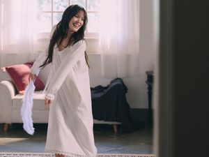 Kisah Cinta Terlarang Sheryl Sheinafia dalam MV Siapa Suruh Jatuh Cinta?