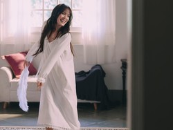 Kisah Cinta Terlarang Sheryl Sheinafia dalam MV Siapa Suruh Jatuh Cinta?