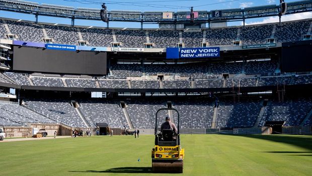 SOCCER-WORLD CUP/USA A new pitch made of real grass is installed at MetLife Stadium for the 2026 FIFA World Cup in East Rutherford, New Jersey, U.S., May 7, 2026. REUTERS/Angelina Katsanis