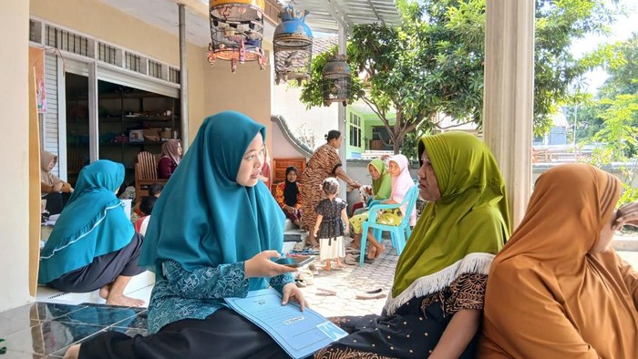 Berawal dari keresahan pribadinya dan ibu mertua, Farhana (29) memanfaatkan Google Form dan WhatsApp untuk mengatasi stunting dan tuberkulosis di desanya.