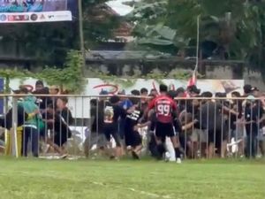 Tawuran antarsuporter bola di Banyuwangi melukai 6 orang. Ketua PSSI Banyuwangi, Michael menuding ada provokator dan menolak politisasi olahraga.
