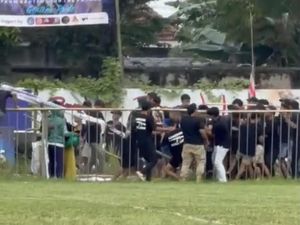 Kericuhan mewarnai semifinal Piala Ketua PSSI Banyuwangi antara Desi Banteng FC dan Persegam Gambiran. Tawuran suporter menyebabkan enam orang terluka.