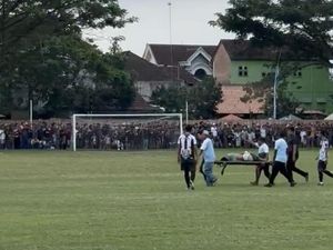 Turnamen tarkam Piala Ketua PSSI Banyuwangi ricuh saat semifinal. Tawuran suporter menyebabkan enam orang terluka, panitia dinilai abai. Investigasi berlanjut.