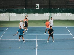 Menjajal Peralatan Tempur Tenis