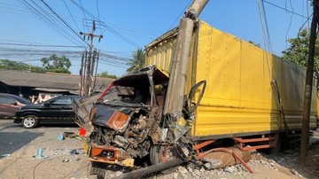 Oleng, Truk Tabrak Tiang Listrik dan Motor hingga Ringsek di Bogor