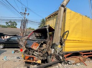 Oleng, Truk Tabrak Tiang Listrik dan Motor hingga Ringsek di Bogor