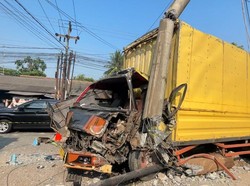 Oleng, Truk Tabrak Tiang Listrik dan Motor hingga Ringsek di Bogor