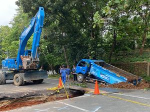 Truk SDA yang Angkut Puing Jalan Amblas Terperosok di Lenteng Agung
