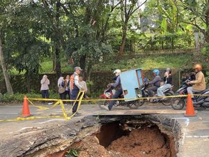 Lalin di Lenteng Agung Dialihkan Imbas Jalan Amblas, Ini Rutenya