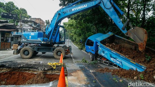 Truk Terperosok di Tepian Jalan Amblas Lenteng Agung