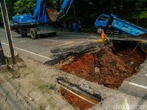 Perbaikan Jalan Amblas di Lenteng Agung Dikebut Mulai Malam Ini