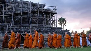 Air Suci Waisak Disemayamkan di Candi Mendut