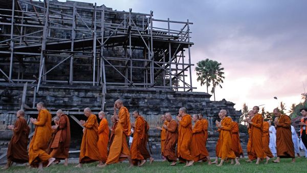 Air Suci Waisak Disemayamkan di Candi Mendut