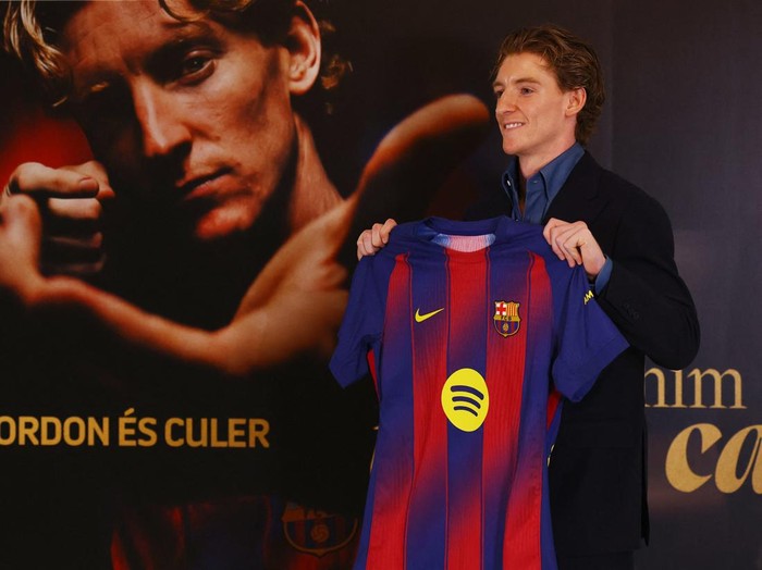 Soccer Football - Anthony Gordon signs for FC Barcelona - Spotify Camp Nou, Barcelona, Spain - May 29, 2026 Anthony Gordon poses as he holds a shirt after signing for FC Barcelona REUTERS/Albert Gea