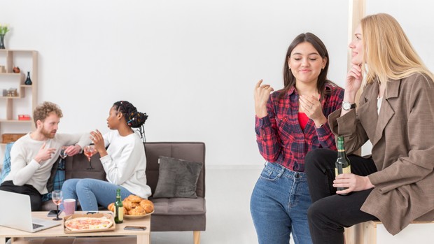 Cara menjadi pendengar yang baik terlihat dari kemampuan menunjukkan perhatian secara konsisten selama percakapan berlangsung/Foto: Magnific Cara menjadi pendengar yang baik terlihat dari kemampuan menunjukkan perhatian secara konsisten selama percakapan berlangsung. Respons verbal maupun nonverbal yang relevan membantu lawan bicara merasa dihargai dan didengarkan.