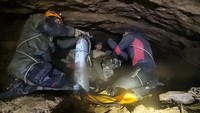 Detik-detik Menegangkan Penyelamatan Penambang Emas di Gua Sempit