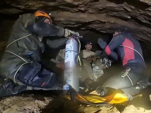 Detik-detik Menegangkan Penyelamatan Penambang Emas di Gua Sempit