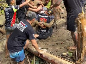 Video Haru Evakuasi 4 Penambang Laos yang Terjebak 10 Hari di Gua