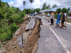 Jalan di Pulubala Gorontalo Amblas Lagi-Nyaris Putus, Mobil Tak Bisa Lewat