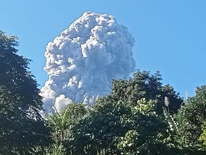 Gunung Marapi Erupsi Pagi ini, Lontarkan Abu Vulkanik 2 Setinggi 2 Kilometer