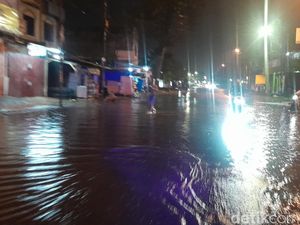 Jalan Bhayangkara Medan Terendam Banjir, Banyak Kendaraan Mogok