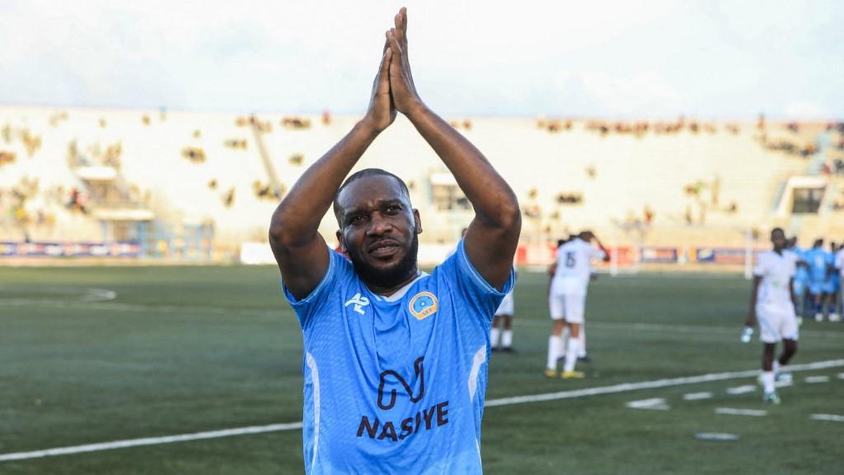 Jay-Jay Okocha mendoakan PSG bisa juara Liga Champions. (Foto: AFP/HASSAN ALI ELMI)