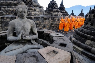 Jelang Waisak, Biksu Ikuti Ritual di Borobudur