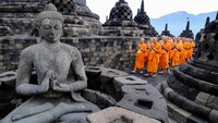 Jelang Waisak, Biksu Ikuti Ritual di Borobudur