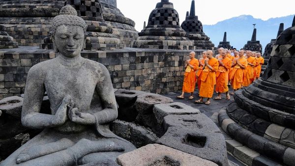 Jelang Waisak, Biksu Ikuti Ritual di Borobudur