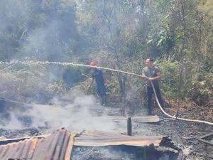 Yang Kebakaran di Palangka Raya Rumah Pengepul Barang Bekas, Sempat Meledak!