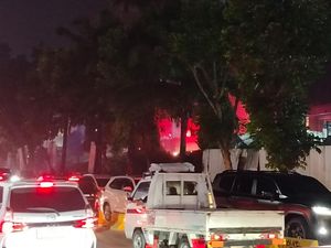 Palembang Indah Mall Terbakar, Api Diduga Berasal dari Restoran