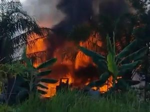 Kebakaran di Jalan Pasendeng Palangka Raya, Kobaran Api-Asap Membubung
