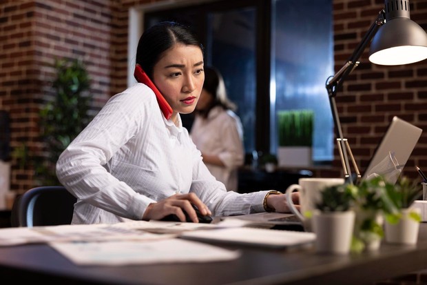 Kebiasaan orang disiplin terlihat dari kemampuan mereka tetap menjalankan tanggung jawab meski motivasi sedang menurun. Mereka tidak bergantung pada suasana hati, tetapi mengandalkan rutinitas dan sistem yang sudah dibangun. Konsistensi seperti ini membantu mereka tetap bergerak menuju tujuan jangka panjang.