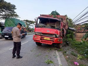 Truk Tabrak Tiang Listrik di Babat Lamongan, Listrik Satu Dusun Padam