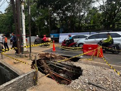 SDA Ungkap Penyebab Aliran Air Deras di Bawah Jalan Amblas Lenteng Agung