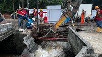 Sinkhole Lenteng Agung: Aliran Air Deras Jadi Tantangan Perbaikan