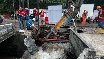 Kondisi Jalan Amblas Lenteng Agung Sore Ini, Turap Air Dibongkar Petugas