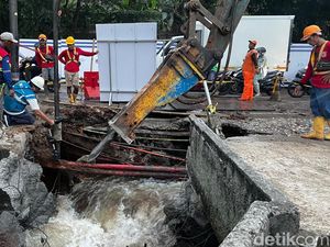 Kondisi Jalan Amblas Lenteng Agung Sore Ini, Turap Air Dibongkar Petugas