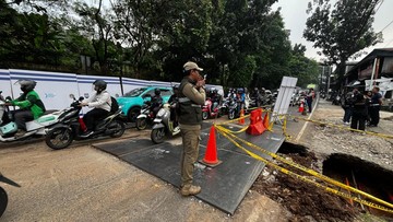 Aliran Air Deras di Bawah Jalan Amblas Lenteng Agung, Lajur Dipersempit