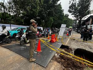 Aliran Air Deras di Bawah Jalan Amblas Lenteng Agung, Lajur Dipersempit