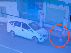 Maling Bermobil Terekam CCTV Gasak Ban Mobil Operasional Masjid di Parepare