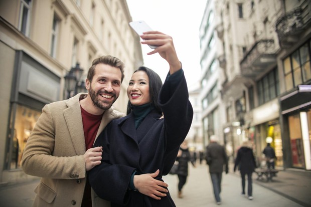 Mencari validasi diri, salah satu tanda hubungan rebound/Foto: Pexels.com/Andrea Piacquadio Hubungan rebound sering terjadi karena seseorang membutuhkan validasi dan ingin merasa berharga kembali setelah putus cinta.
