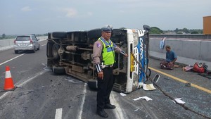 Minibus Muat 21 Penumpang Terguling di Tol Jombang, 10 Orang Luka