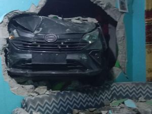 Mobil Travel Hantam Rumah Warga hingga Masuk ke Ruang Tamu, 4 Orang Luka